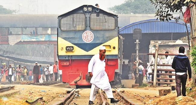 লেভেল ক্রসিং যেন মৃত্যুফাঁদ