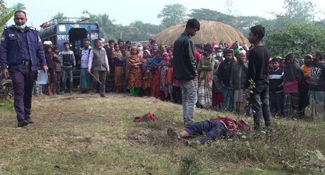 হত্যা করে ছিনতাই, পরিত্যক্ত মাঠ থেকে লাশ উদ্ধার