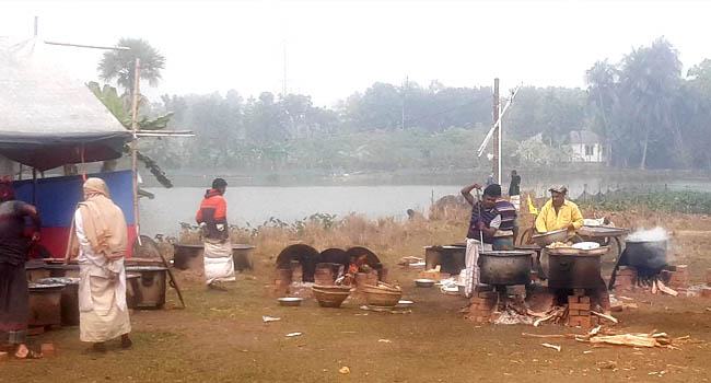 কুষ্টিয়ায় ভোটকেন্দ্রের পাশেই ভুড়িভোজের আয়োজন!