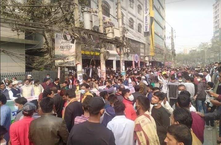 তারেক রহমানের বিরুদ্ধে গ্রেফতারি পরোয়ানার প্রতিবাদে নারায়ণগঞ্জ বিএনপির মানববন্ধন