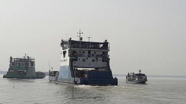 ১১ ঘণ্টা পর দৌলতদিয়া-পাটুরিয়া নৌরুটে ফেরি ও লঞ্চ চলাচল শুরু
