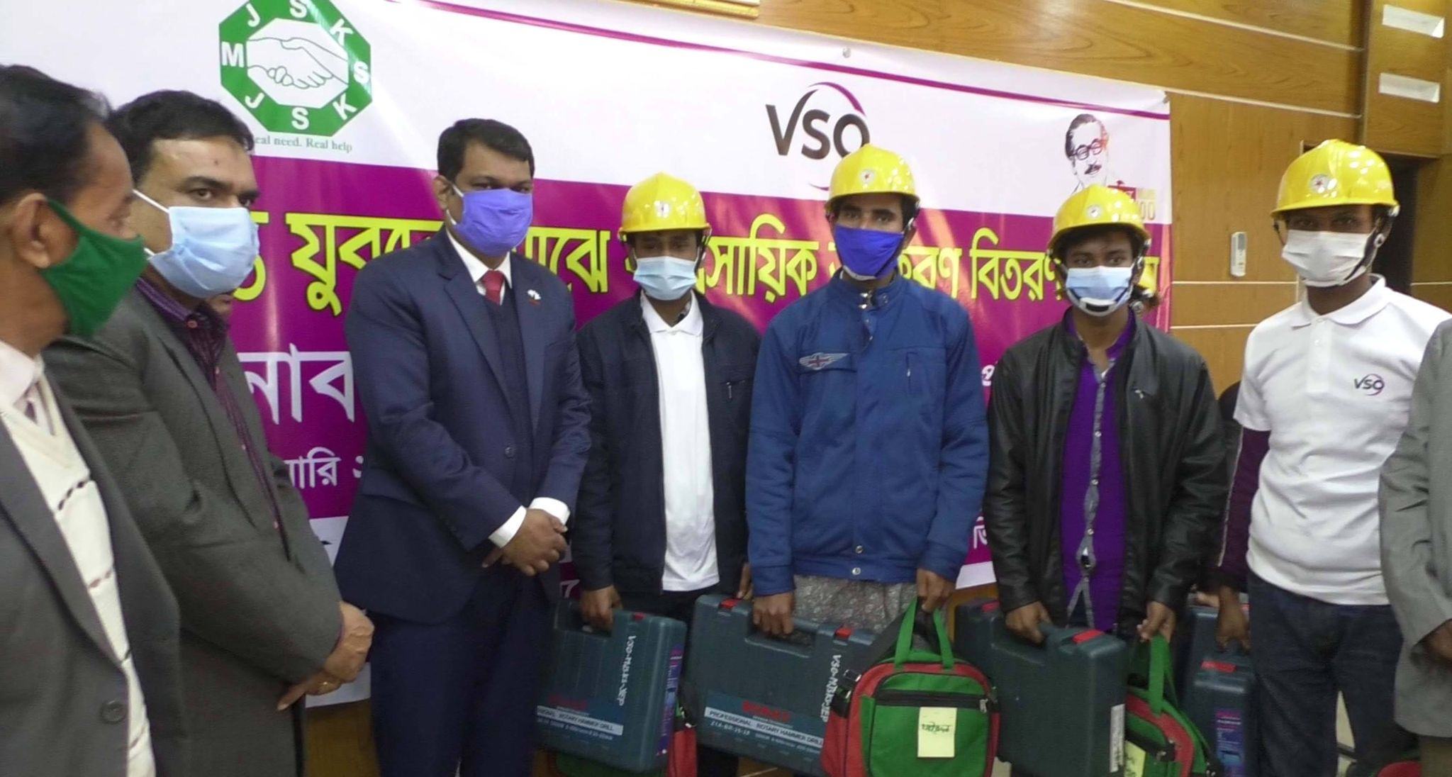 রংপুরে ৩০৬ যুবক-যুবতীকে প্রশিক্ষণ পরবর্তী উপকরণ বিতরণ করল এমজেএসকেএস