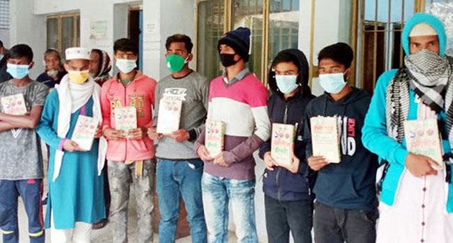 সাজার বদলে ৪৯ শিশুকে দেয়া হলো বই, থাকবে মা-বাবার জিম্মায়