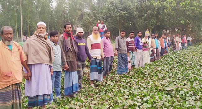 খাস পুকুরে বিলীন হচ্ছে কবর-বসতবাড়ি, প্রতিকার দাবিতে এলাকাবাসীর মানববন্ধন