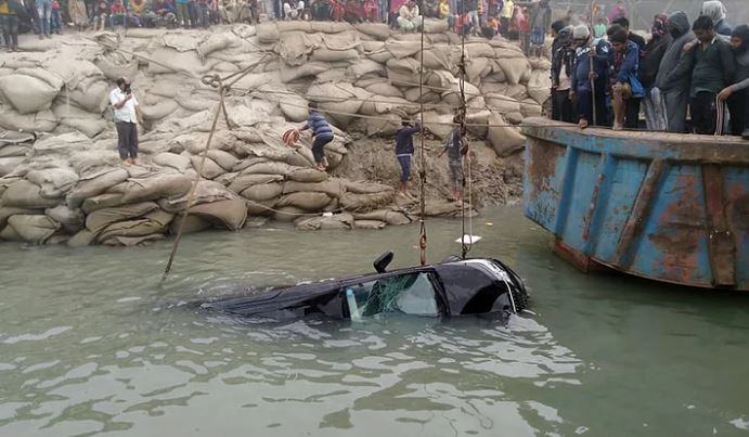 ফেরিতে উঠতে গিয়ে ব্যারিস্টার দম্পতিসহ মাইক্রোবাস নদীতে