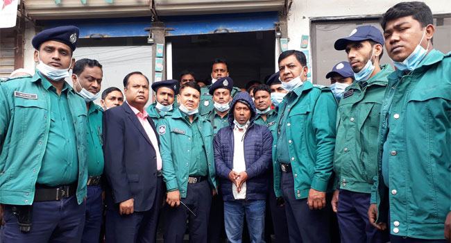 ২১ মামলার আসামি মাদক কারবারির পুলিশের কাছে আত্মসমর্পণ