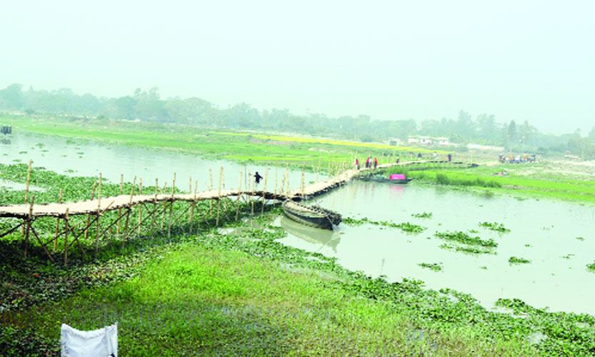 আড়িয়াল খাঁয় বাঁশের সাঁকো লাখ লাখ মানুষের দুর্ভোগ