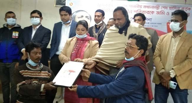 মুলাদীতে ১০০ ভূমি ও গৃহহীন পরিবার পেল মাথা গোঁজার ঠাঁই