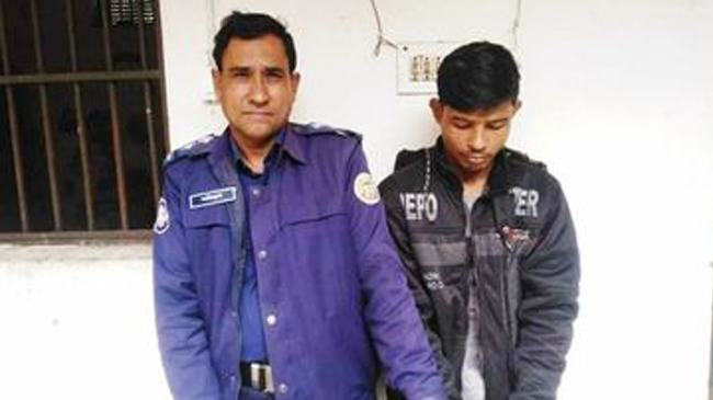 মঠবাড়িয়ায় পালাতক অস্ত্র মামলার আসামি গ্রেফতার