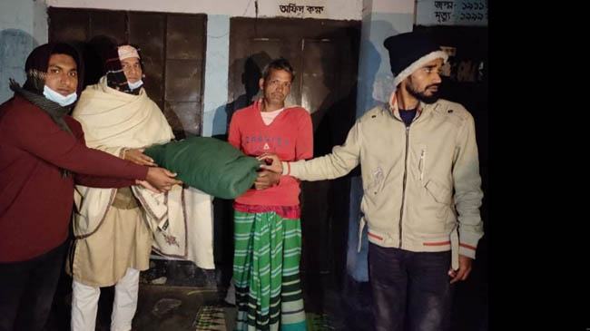 ধামরাইয়ে স্বপ্নডানা পরিবারের পক্ষ থেকে শীতার্ত মাঝে কম্বল বিতরণ