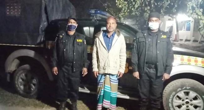 আশুলিয়ায় মদসহ কারবারি আটক