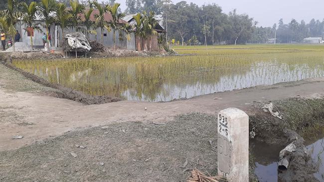ফুলবাড়ী সীমান্তে নির্মাণাধীন পাকা স্থাপনা ভেঙ্গে দিয়েছে বিজিবি