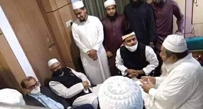 হেফাজত আমিরকে হাসপাতালে দেখতে গেলেন ধর্ম প্রতিমন্ত্রী
