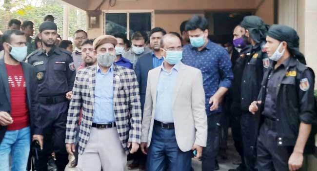 কটিয়াদীতে এসিল্যান্ডের ওপর হামলা, স্বাস্থ্যসচিব অবরুদ্ধ