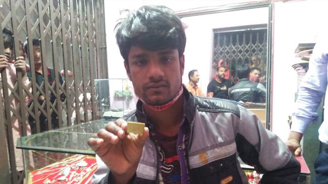 সিংগাইরে পিতলকে স্বর্ণের বার বলে বিক্রির সময় প্রতারক আটক