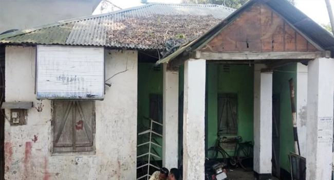 ৮ বছর ধরে বন্ধ পীরগঞ্জ পৌর পাঠাগার, নষ্ট হচ্ছে হাজার হাজার বই