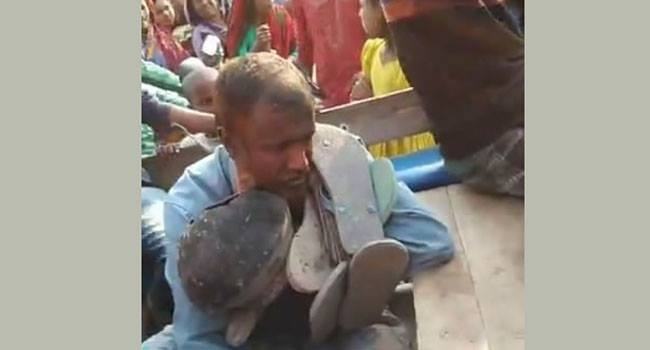 শিশুকে ধর্ষণ চেষ্টায় অভিযুক্তকে জুতার মালা পড়িয়ে থানায় সোপর্দ