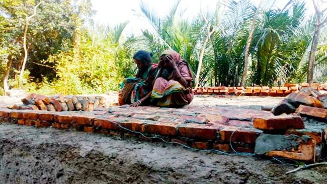 ‘দেয়াল ভেঙ্গে পড়ার সময় বাইরে ছিলাম, নাহলে সরকারের উপহার দেয়া ঘরেই আমার প্রাণ যেত’