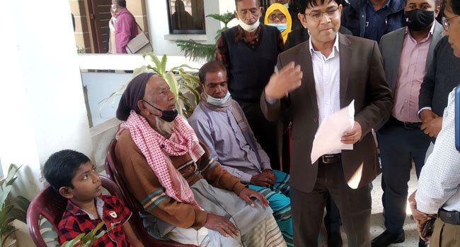 বিষের বোতল হাতে আত্মহত্যার অনুমতি চেয়ে জেলা প্রশাসকের কাছে বৃদ্ধের আবেদন