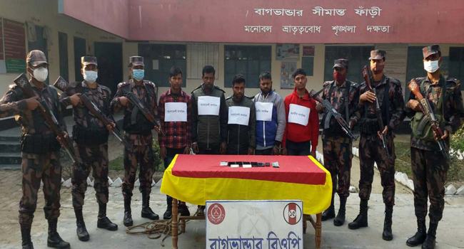 সীমান্ত দিয়ে অবৈধভাবে প্রবেশকালে ভারতীয়সহ আটক ৫