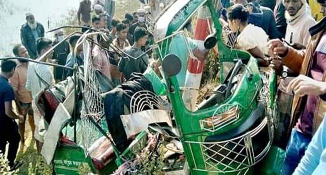 টেকনাফে মিনিবাসচাপায় প্রাণ গেল একই পরিবারে ৩ সদস্যের