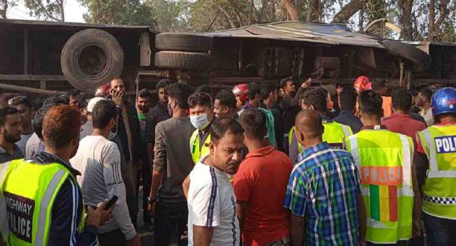 ঝিনাইদহে বাস-ট্রাকের মুখোমুখি সংঘর্ষে ১০ জন নিহত