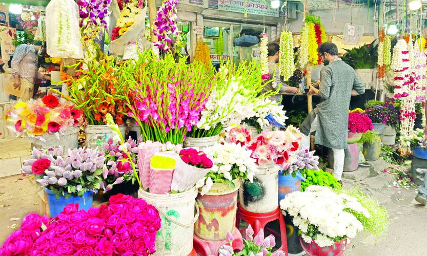 বিশেষ দিবস ঘিরে ফুলের দোকানে উল্টো চিত্র