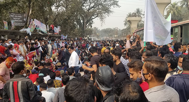 জিয়ার খেতাব বাতিলের সিদ্ধান্ত : প্রতিবাদে প্রেসক্লাবে জনতার ঢল