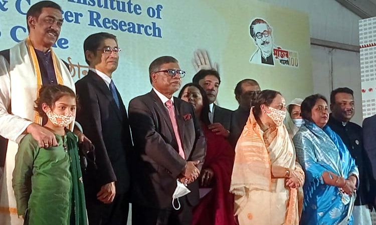 চ্যালেঞ্জ ছোড়ার ১২ ঘণ্টার মাথায় একই মঞ্চে তারা তিনজন