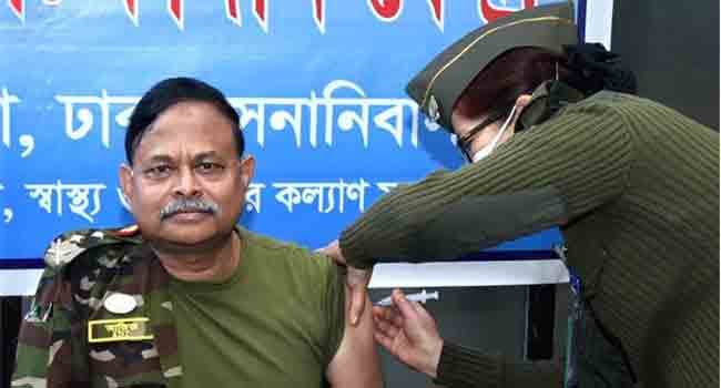 করোনাভাইরাসের টিকা নিলেন সেনাবাহিনী প্রধান