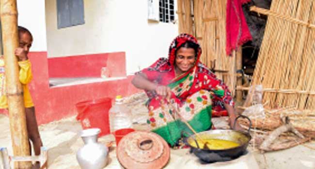মহম্মদপুরে আশ্রায়ণের ঘরে পানি-বিদ্যুৎ পাওয়ায় প্রধানমন্ত্রীর দীর্ঘায়ু কামনা