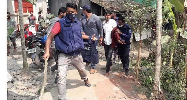 স্ত্রীকে কুপিয়ে হত্যার পর লাশ পেছনে নিয়ে ফেসবুক লাইভে স্বামী