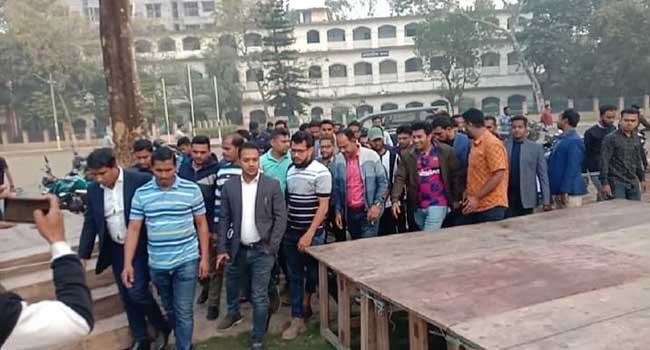 বরিশালে বিএনপির সমাবেশের মঞ্চ প্রস্তুতির কাজ চলছে