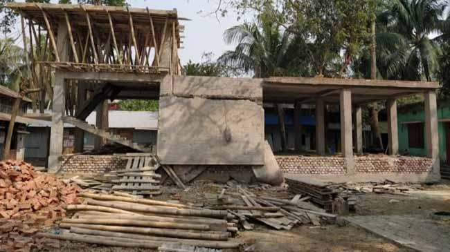 নির্মাণকাজ শেষ হওয়ার আগেই ভেঙে পড়ল সরকারি অফিস!