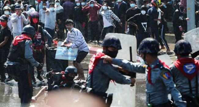 উত্তপ্ত মিয়ানমার : পুলিশের গুলিতে নিহত ২