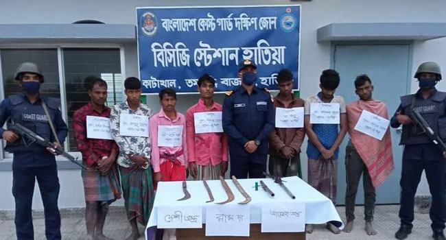 নোয়াখালীতে আগ্নেয়াস্ত্রসহ ৭ জলদস্যু আটক