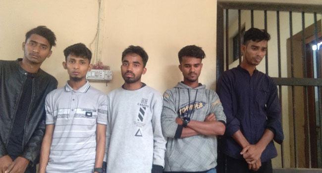 ডাকাত বলে চিৎকার দিয়ে পুলিশের ওপর হামলা, আহত ৩