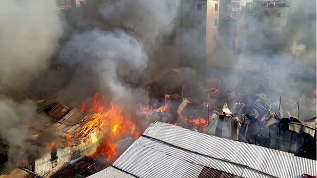 রাজধানীর মানিকনগর বস্তিতে ভয়াবহ আগুন