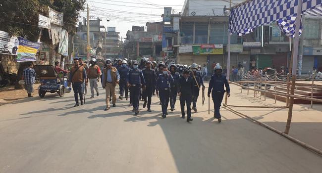 নোয়াখালীর বসুরহাটে চলছে ১৪৪ ধারা, কঠোর অবস্থানে আইনশৃঙ্খলা বাহিনী