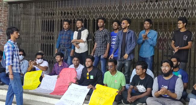 হল খোলার দাবিতে অনড় ইবি শিক্ষার্থীরা, আন্দোলন অব্যাহত