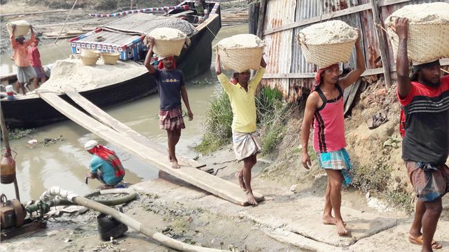 লবণের দাম নিয়ে মাঠ চাষিদের হতাশা কাটছে
