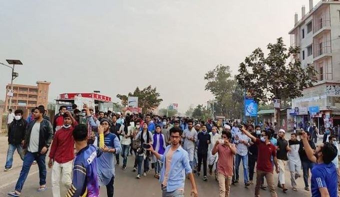 স্থগিতাদেশ বাতিল করে পরীক্ষা নেয়ার দাবিতে মহাসড়কে ববি শিক্ষার্থীরা