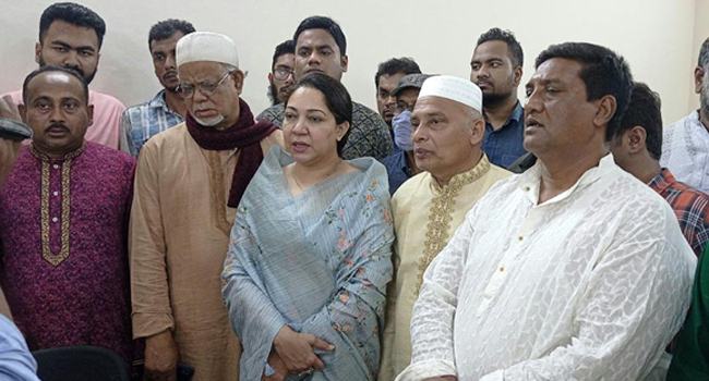 জয় বাংলা স্লোগান দিয়ে বিএনপি নেত্রী নায়াব ইউসুফের গাড়ি বহরে হামলা