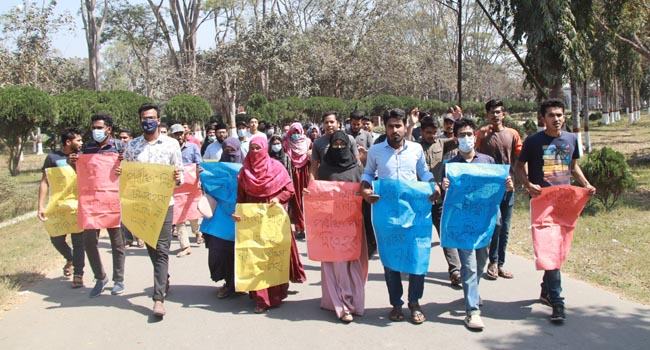 ‘আমাদেরকে নিয়ে পিলো পাসিং খেলছে বিশ্ববিদ্যালয় প্রশাসন’ : ইবি শিক্ষার্থীরা