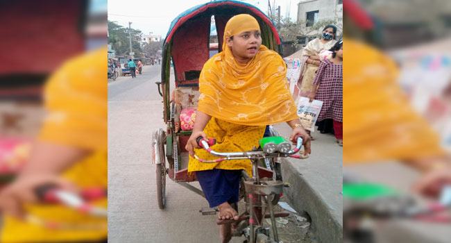 রিকশার প্যাডেলে প্রতিবন্ধী রোজিনার স্বপ্ন