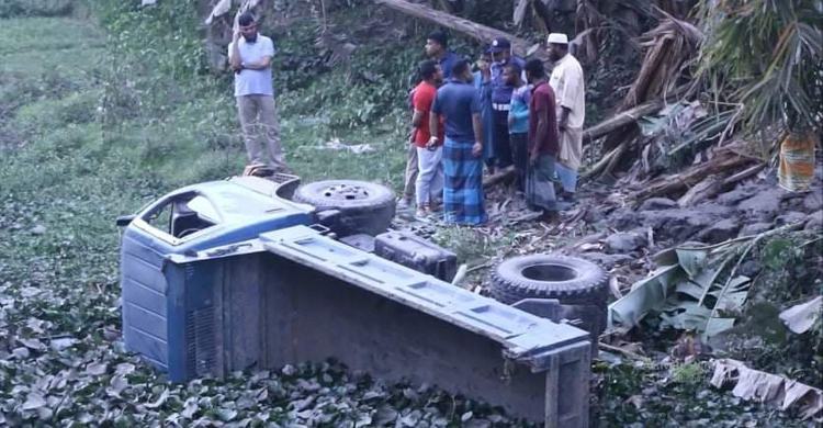 লক্ষ্মীপুরে পিকআপ উল্টে গায়ে পড়ে মা-মেয়ের মৃত্যু