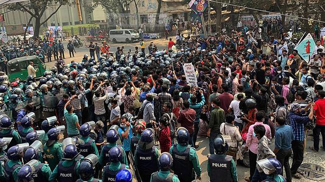 স্বরাষ্ট্র মন্ত্রণালয় ঘেরাওয়ে পুলিশের বাধা, বিক্ষোভ