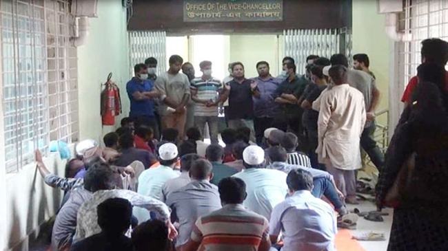 পরীক্ষার দাবিতে ডুয়েট শিক্ষার্থীদের অনশন