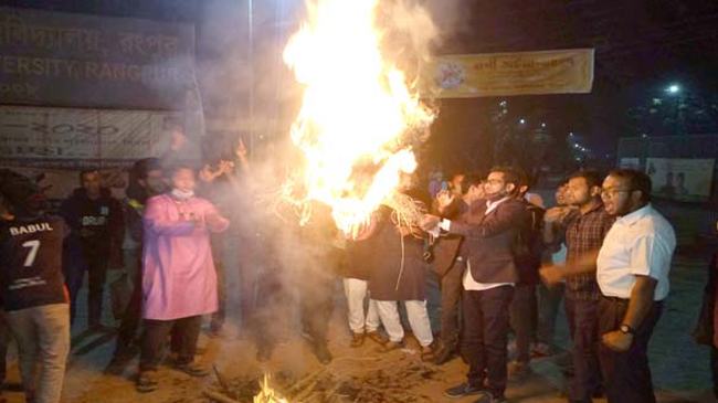 বেরোবি ভিসির কুশপুত্তলিকা দাহ করলো ছাত্রলীগ