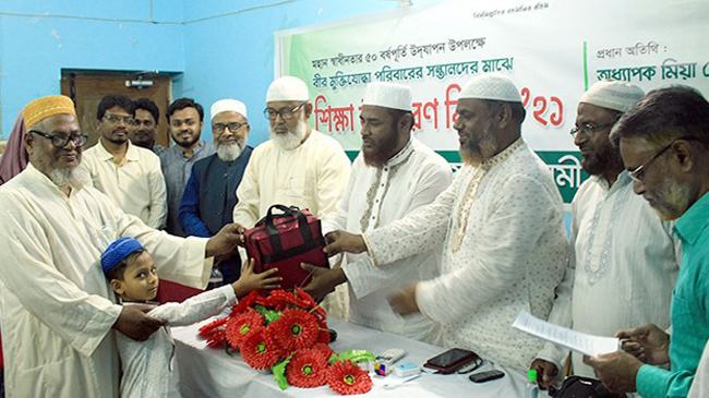 মুক্তিযোদ্ধা সন্তানদের শিক্ষা উপকরণ বিতরণ করলেন অধ্যাপক গোলাম পরওয়ার